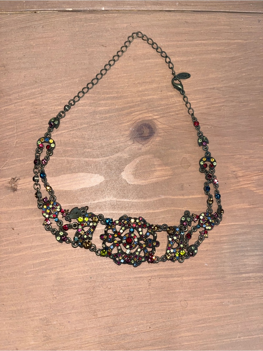 Vintage choker adjustable set in brass
brass tone metal with glass rhinestones